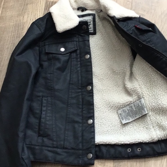 Levi's Women's Sherpa Faux Leather Trucker Jacket🎀 - Picture 6 of 9